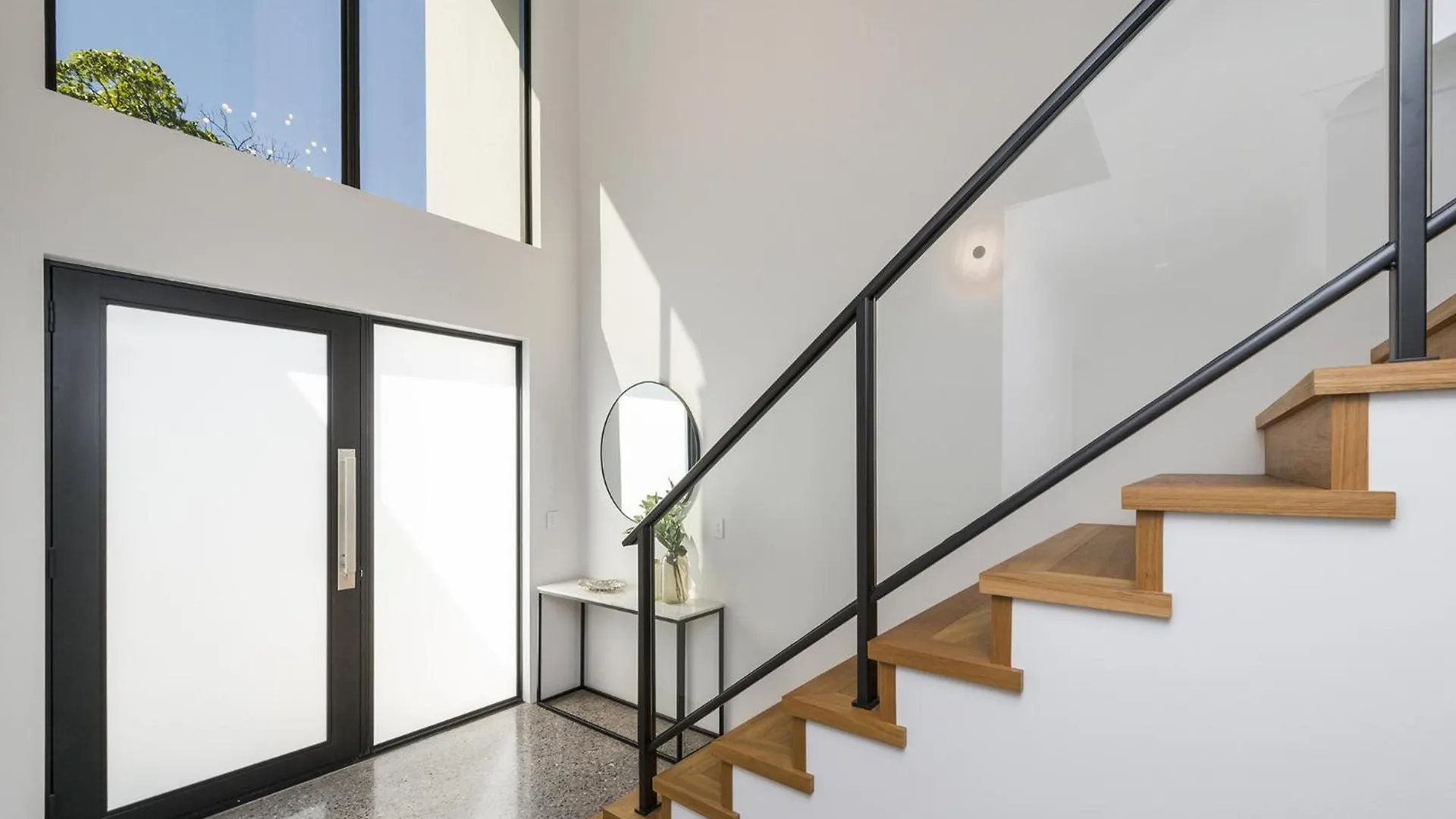 Modern 4-Bed Double-Story House With Patio Villa Perth Holiday home