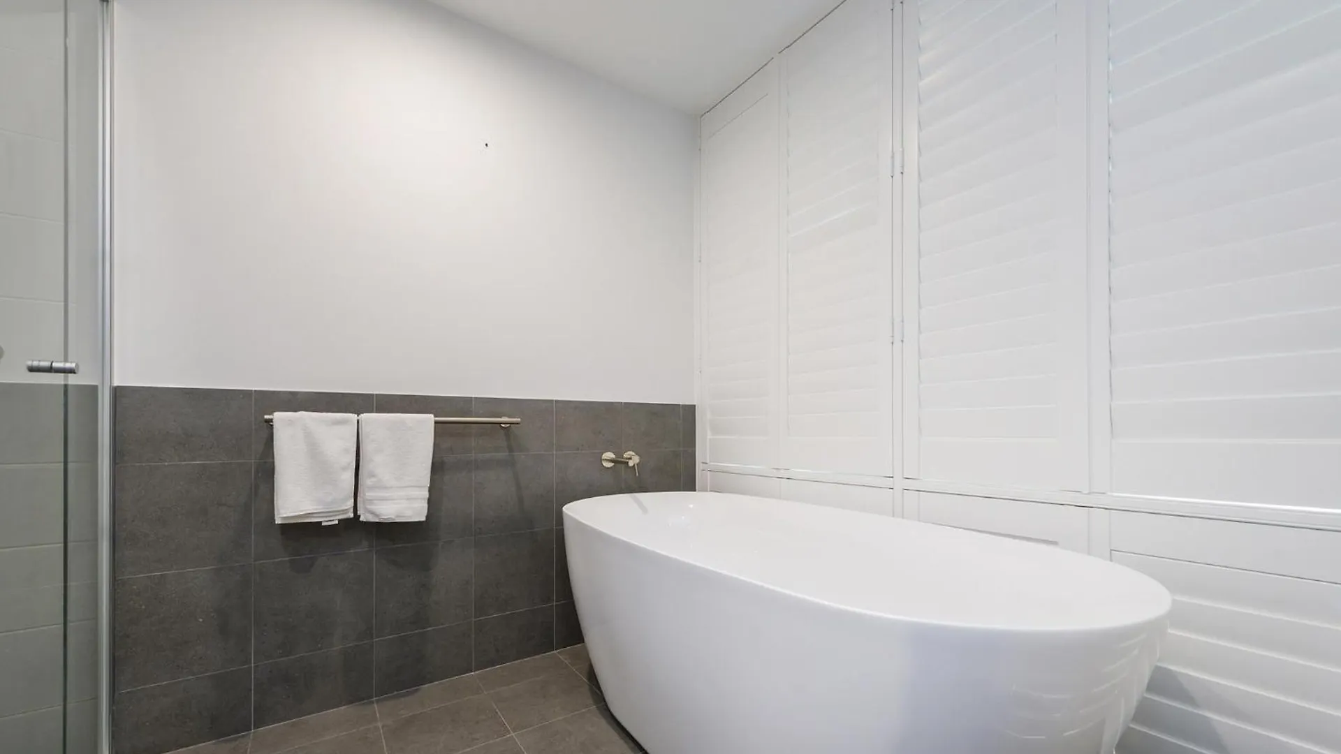 Modern 4-Bed Double-Story House With Patio Villa Perth 0*,