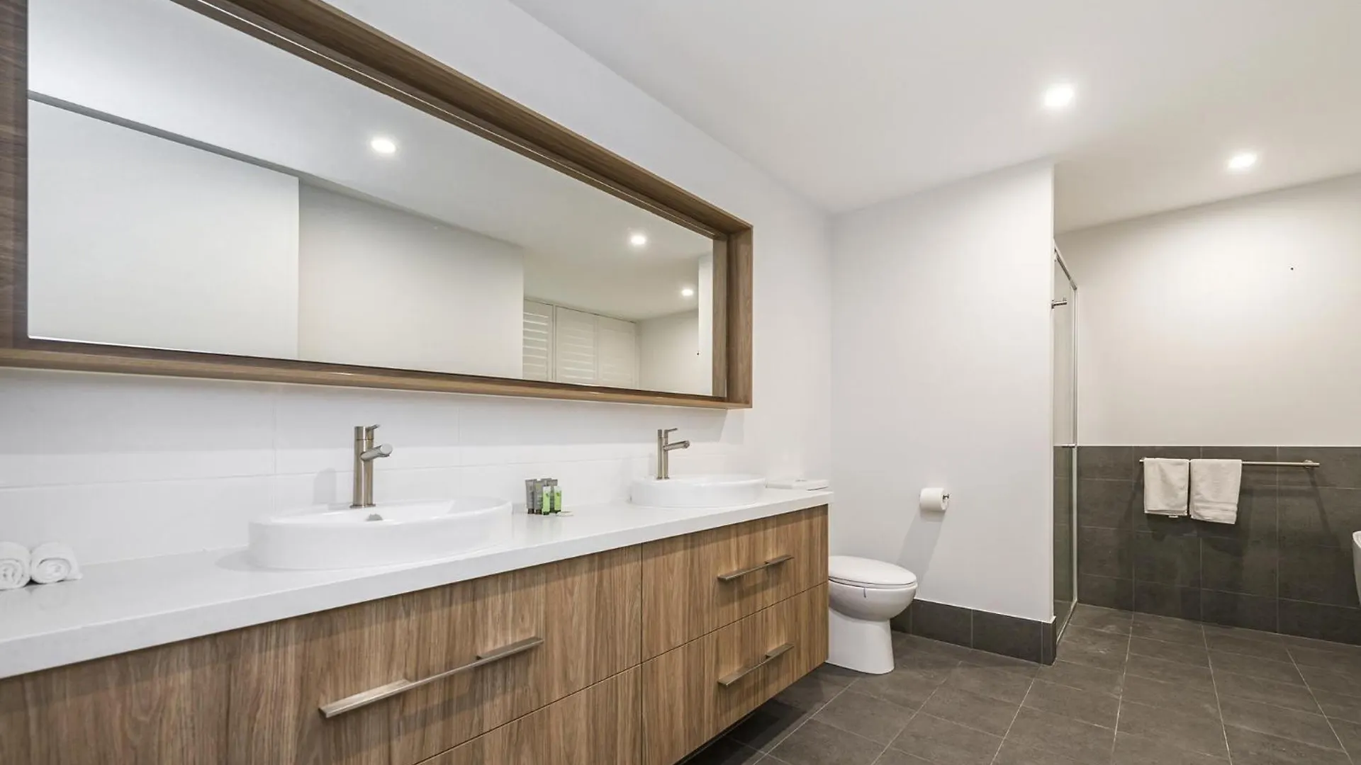 Modern 4-Bed Double-Story House With Patio Villa Perth