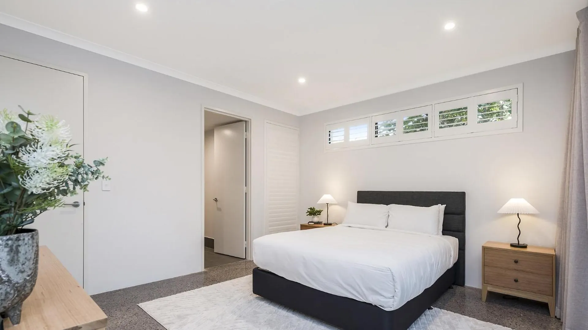 Modern 4-Bed Double-Story House With Patio Villa Perth 0*,