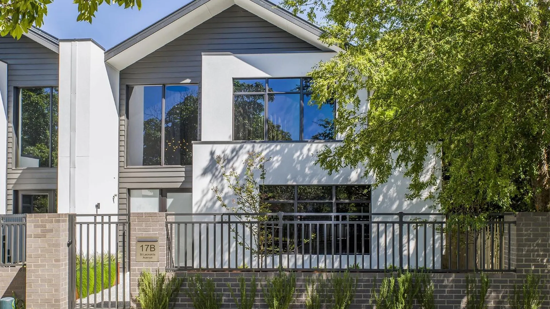 Modern 4-Bed Double-Story House With Patio Villa Perth Holiday home
