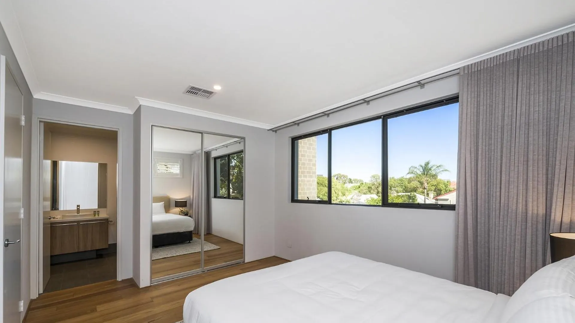 Holiday home Modern 4-Bed Double-Story House With Patio Villa Perth