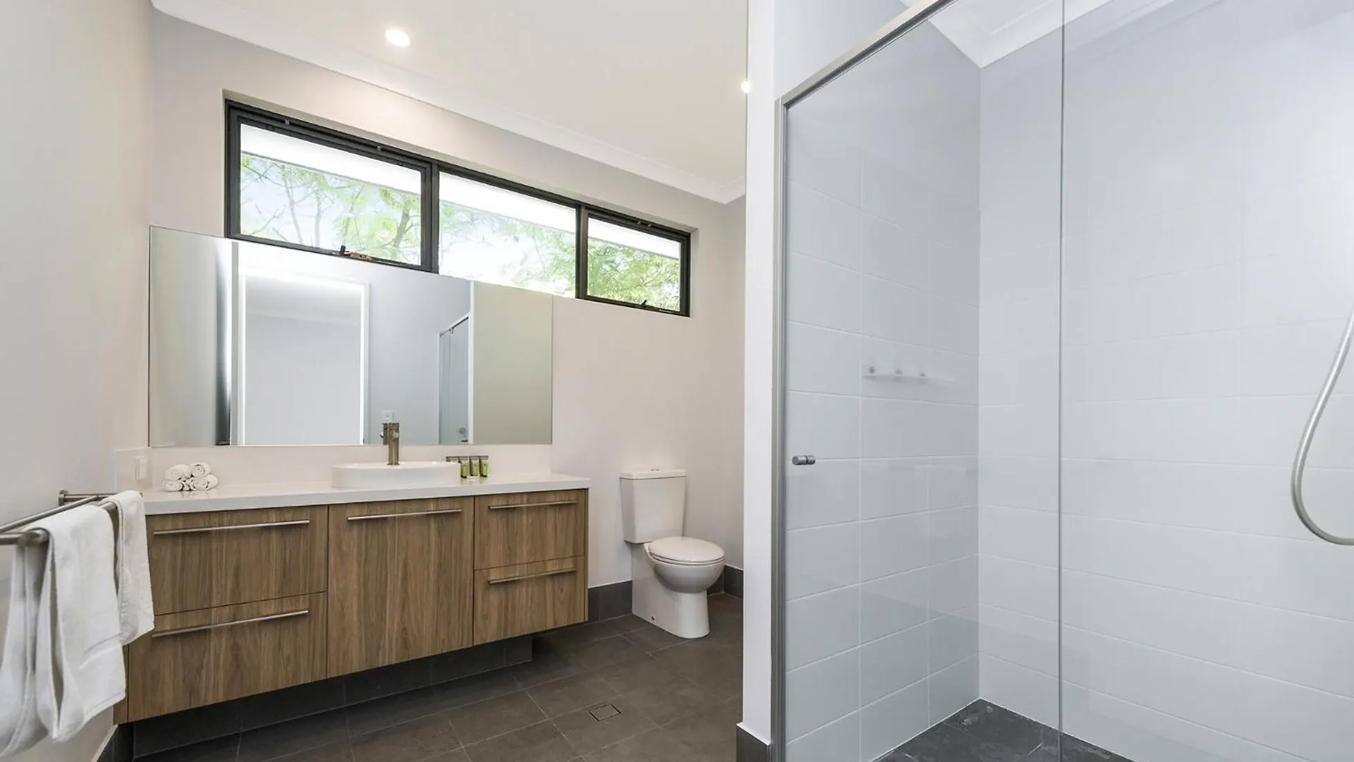 Modern 4-Bed Double-Story House With Patio Villa Perth