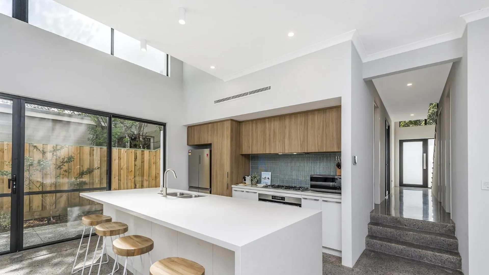 Modern 4-Bed Double-Story House With Patio Villa Perth Holiday home