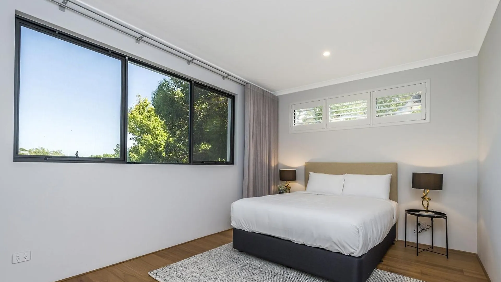 Modern 4-Bed Double-Story House With Patio Villa Perth 0*,