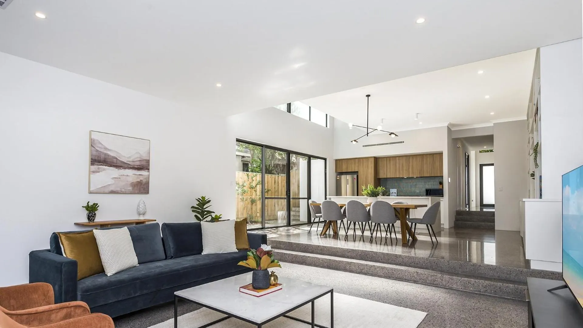 Modern 4-Bed Double-Story House With Patio Villa Perth Holiday home