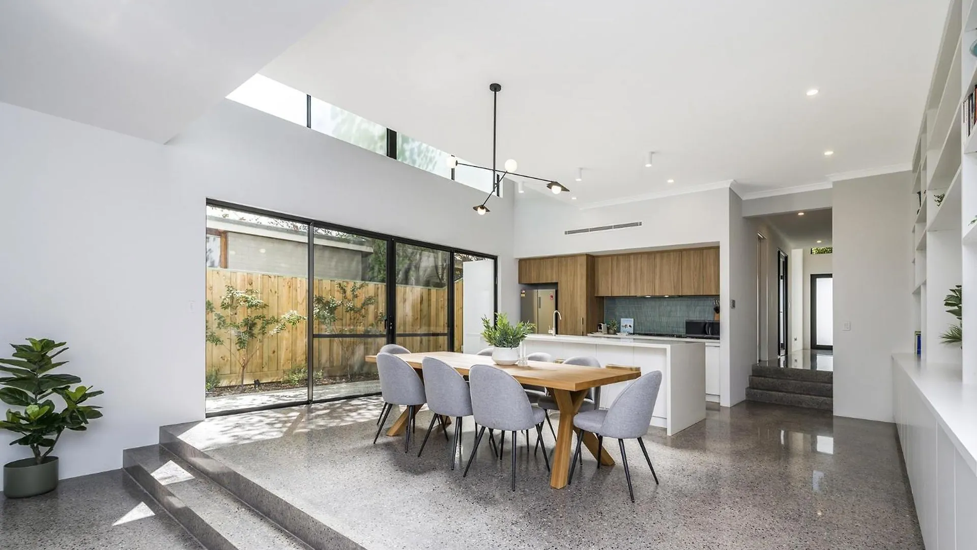 Modern 4-Bed Double-Story House With Patio Villa Perth Holiday home