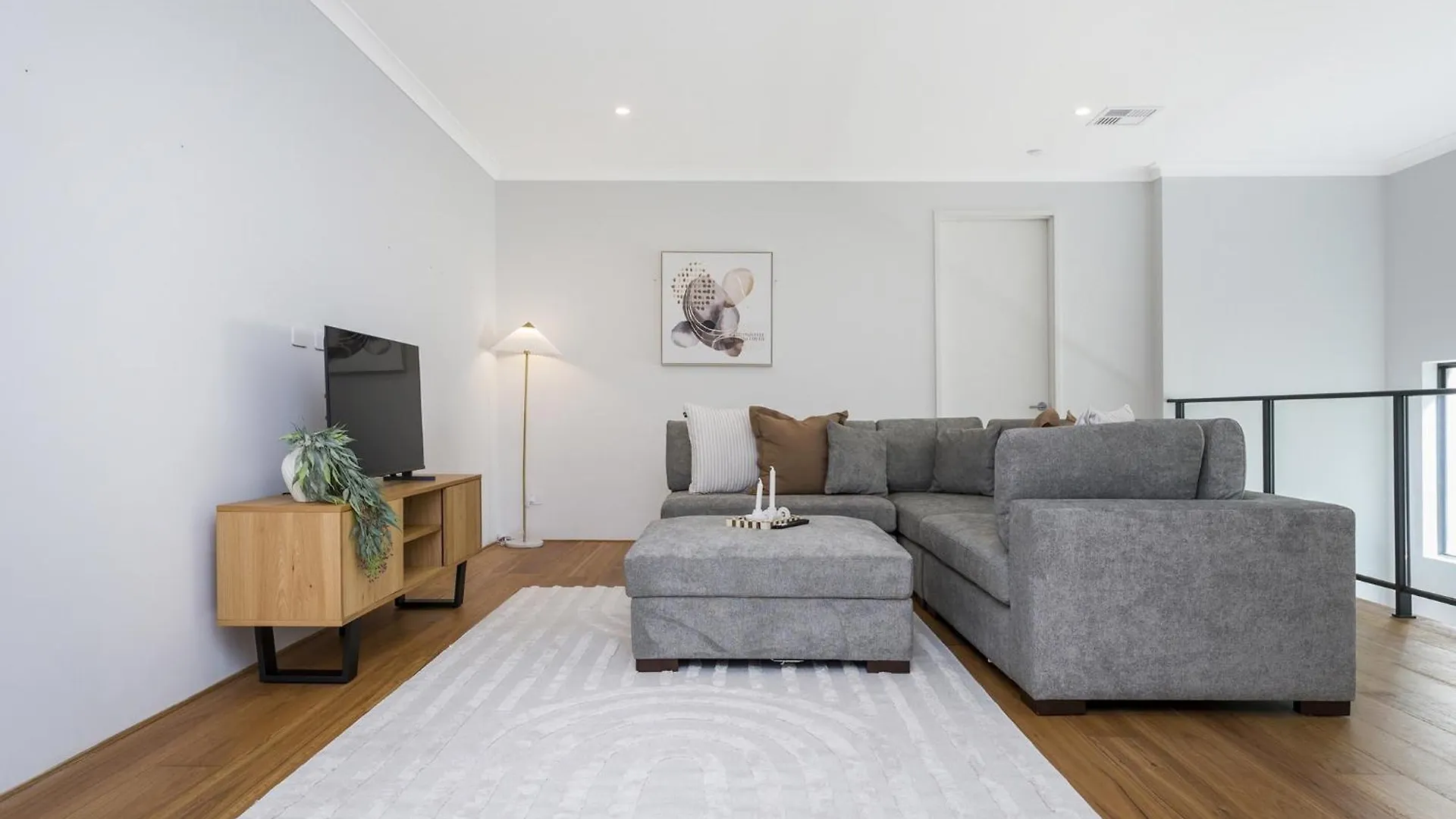 Modern 4-Bed Double-Story House With Patio Villa Perth 0*,