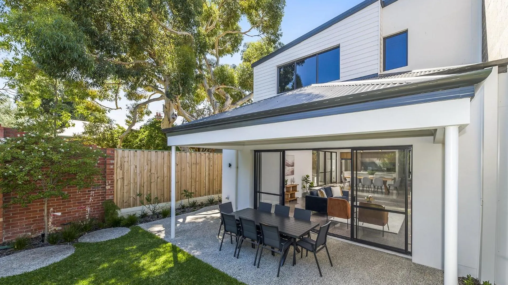Modern 4-Bed Double-Story House With Patio Villa Perth Holiday home