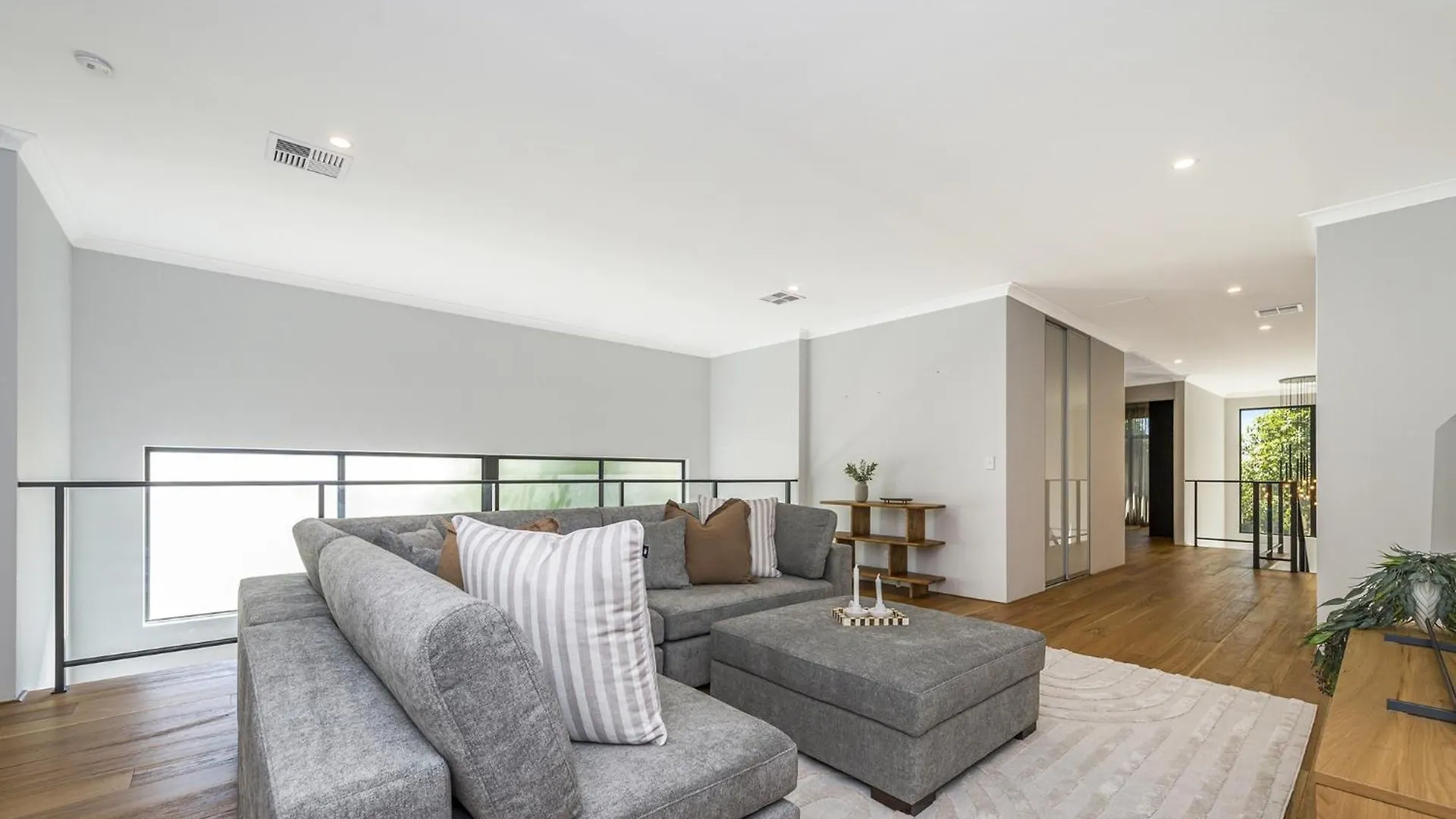 Modern 4-Bed Double-Story House With Patio Villa Perth Holiday home